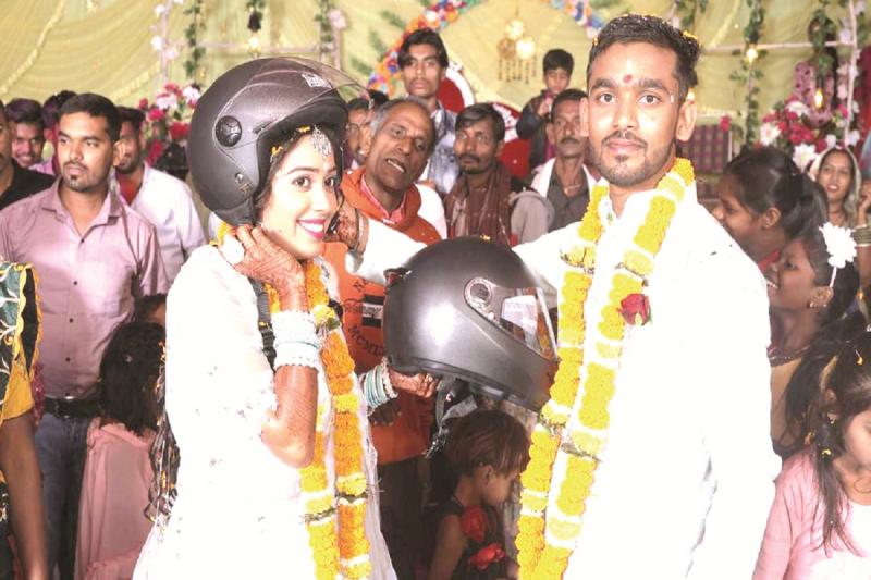 सगाई में दूल्हा-दुल्हन ने एक-दूसरे को पहनाया हेलमेट, दुर्घटना में हो गई थी पिता की मौत खबरगली The bride and groom wore helmets on each other during the engagement, father died in the accident  cg news hindi news  cg big news khabargali 