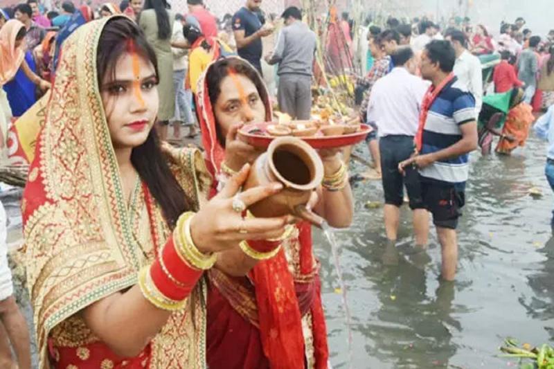 कल से छठ पूजा पर्व, महादेवघाट की सफाई में जुटे, हजारों लोग पूजा में होंगे शामिल   Chhath Puja festival from tomorrow, engaged in cleaning Mahadevghat, thousands of people will participate in the puja  cg news raipur news cg hindi news  latest news khabargali 