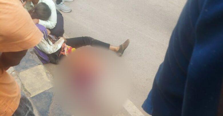  रायपुर में दर्दनाक हादसा, युवती को ऑटो ने टक्कर मारकर कई मीटर घसीटा, एक पैर कटकर हुआ अलग खबरगली Tragic accident in Raipur, a girl was hit by an auto and dragged for several meters, one leg was amputated. Separate news.  cg news raipur news cg road accident news khabargali     