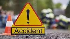  तेज रफ़्तार का कहर जारी, कार से बचा तो खड़े ट्रक से टकराया The havoc of high speed continues, he avoided the car and collided with a parked truck.  cg  news hindi news accident khabargali 