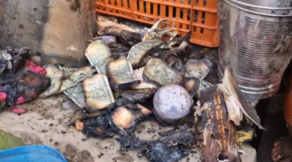 घर में लगी भीषण आग, शादी के लिए रखे पांच लाख कैश जलकर खाक खबरगली A massive fire broke out in the house, five lakh cash kept for the wedding got burnt to ashes. Cg news hindi news latest news cg hindi news khabargli 