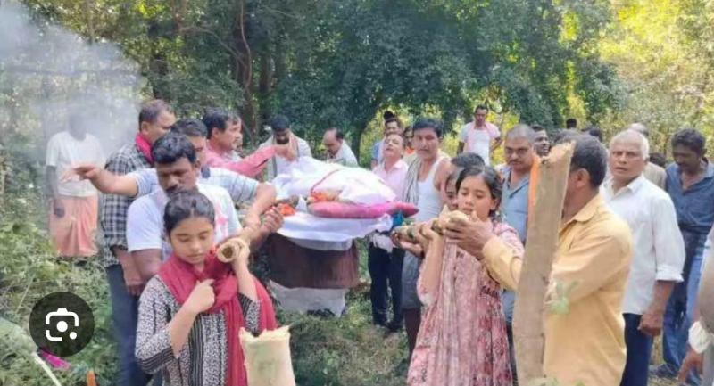 तीन बेटियों ने दी पिता को मुखाग्नि, लोगों की आंखे हुई नम खबरगली  Three daughters burnt their father, people's eyes became moist after hearing this newscg news hindi news cg big news latest news chhattisarh news gariyaband news khabargali 