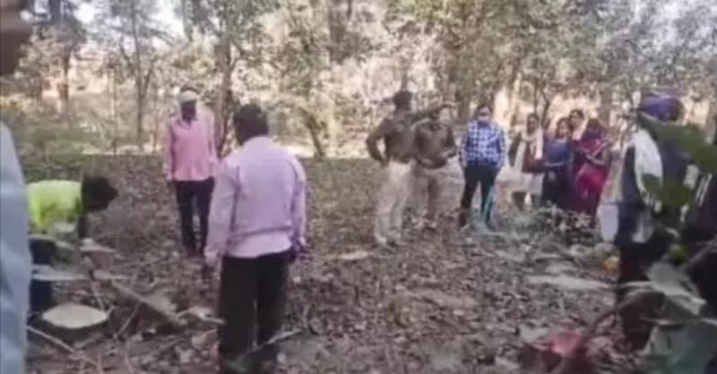    कब्र खोदकर निकाला गया शव, मृतक शिवप्रसादका दोबारा हुआ पीएम खबरगली  Dead body was taken out after digging the grave, deceased Shiv Prasad became PM again cg news hindi news cg big news hindi news cg latest news cg big news khabargali 