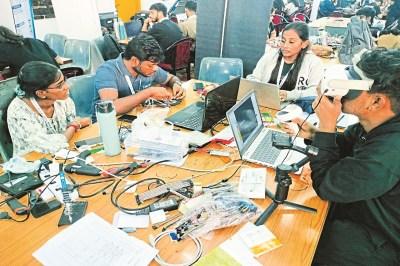 अब चलते हुए चार्ज होंगी इलेक्ट्रिक गाड़िया, नई टेक्नोलॉजी बनाने की तैयारी में छात्र खबरगली Now electric vehicles will be charged while moving, students preparing to create new technology cg news hindi news cg big news latest news khabargali