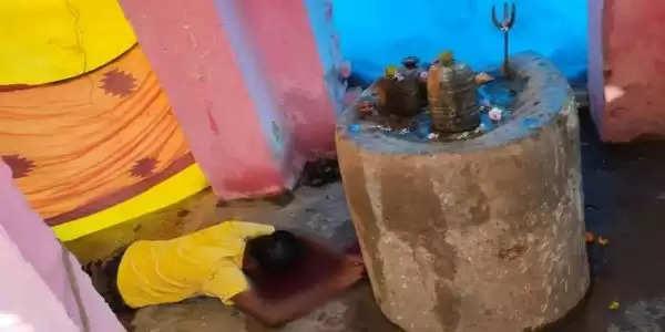 स्कूली छात्रा ने जीभ काटकर भोले बाबा को चढ़ाया, मंदिर के अंदर खुद को किया बंद खबरगली School girl cut her tongue and offered it to Bhole Baba, locked herself inside the temple cg news hindi news cg big news latest news chhattisgarh news khabargali 