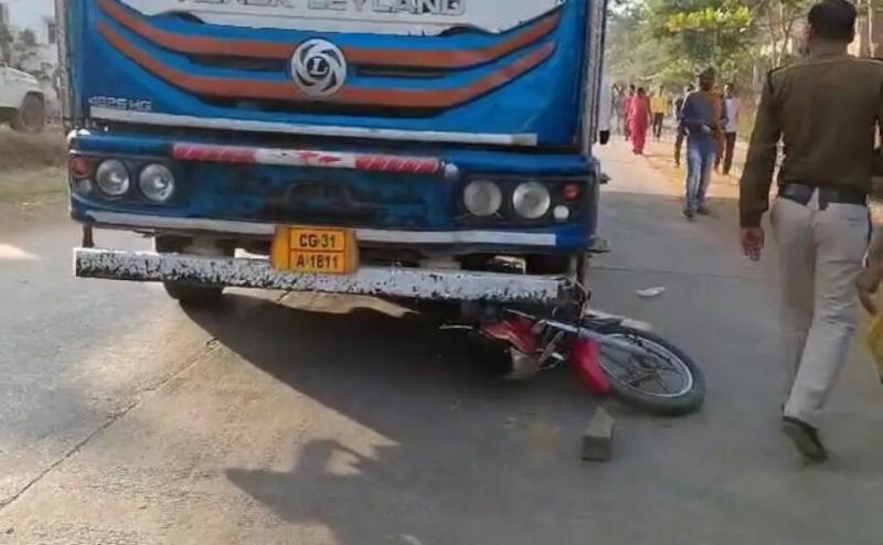 शादी के लिए लड़की देखने जा रहे युवक की सड़क हादसे में मौत, ट्रक ने कुचला खबरगली Young man going to see girl for marriage dies in road accident, crushed by truck cg news hindi news cg big news latest news cg hindi news khabargali  