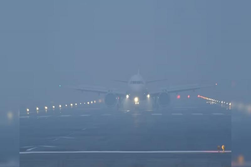 एयरपोर्ट पर कोहरे का कहर, कोलकाता सहित तीन फ्लाइटें प्रभावित खबरगली Fog wreaks havoc at airport, three flights including Kolkata affected  cg news cg hindi news cg big news latest news khabargali   