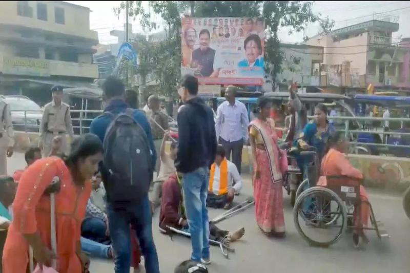  रायपुर में दिव्यांगों का प्रदर्शन, इन 6 सूत्रीय मांगों को लेकर कर रहे प्रदर्शन खबरगली  Demonstration of disabled people in Raipur, protesting against these 6 point demands  cg news hindi news cg big news latest news chhattisgarh news cg hindi news 