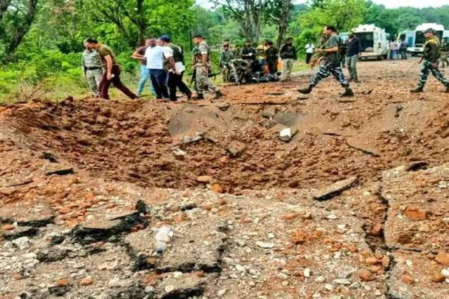 बीजापुर में शहीद जवानों के नाम आये सामने, 7 गाड़ियों के गुजरने के बाद आठवीं वाहन में हुआ ब्लास्ट खबरगली   Names of martyred soldiers came to light in Bijapur, after 7 vehicles passed, blast occurred in the eighth vehicle cg news cg big news cg latest news chhattisgarh news cg naxal news cg big news khabargali 