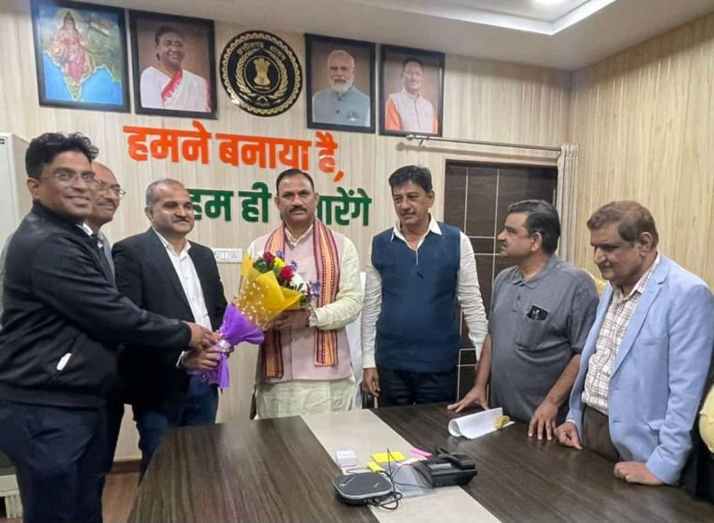 The problems of hospitals will be solved soon, the officials of the association met Health Minister Shyambihari Jaiswal under the leadership of IMA President Dr. Solanki, President Dr. Kuldeep Solanki, Vice President Dr. Ketan Shah, Secretary Dr. Sanjeev Srivastava, Dr. Vimal Chopra former MLA Mahasamund, Dr. Surendra Shukla and Dr. Akhilesh Dubey senior orthopedic specialist, Dr. Kishore Sinha, Chhattisgarh, Khabargali
