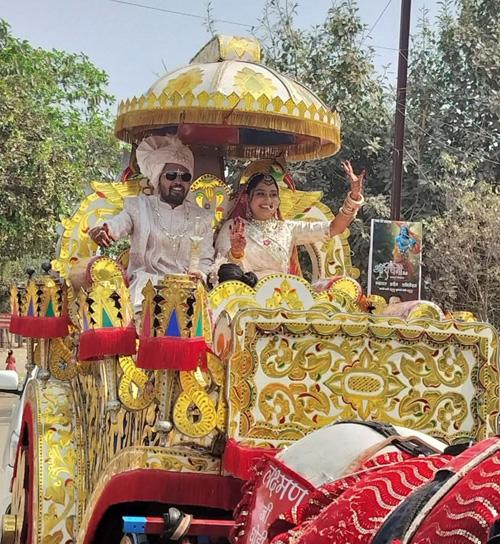 Good social initiative: The bride was also a part of the wedding procession along with the groom. Raipur, Khabargali, Agrasen Dham, Shantiniketan College director Mukesh Gupta's younger son Rishabh's wedding procession. Daughter-in-law i.e. Ruchi was also sitting with the groom in the wedding chariot.
