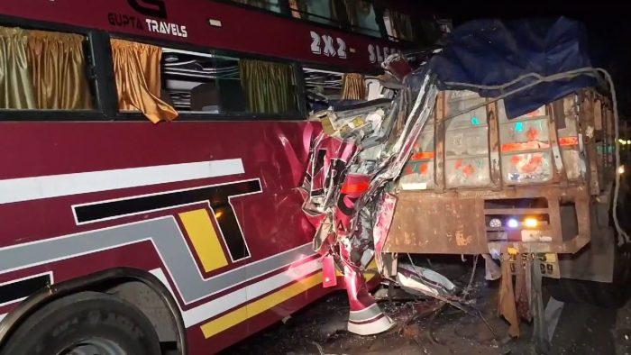  खड़ी ट्रक से टकराई बस, 4 लोगों की दर्दनाक मौत, कई गंभीर रूप से घायल खबरगली Bus collides with parked truck, 4 people die tragically, many seriously injured  cg news cg big news hindi news cg latest news accident news cg big news khabargali 