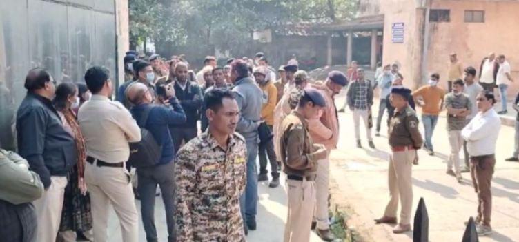 कुसुम प्लांट हादसा अपडेट, तीन मजदूरों के शव ले जाने से परिजनों ने किया इनकार, सरकारी नौकरी और मुआवजे की रखी मांग खबरगली Kusum plant accident update, relatives refused to take the bodies of three workers, demanded government jobs and compensation  cg big news hindi news cg latest news chhattisgarh news cg big news khabargali 
