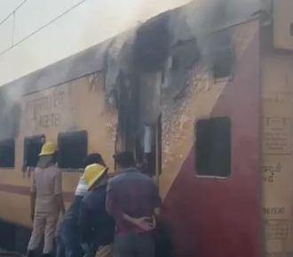 ट्रेन के कोच में लगी आग, मची अफरा-तफरी खबरगली Fire broke out in train coach, chaos ensued  cg news cg big news cg latest news raipur  news cg hindi news khabrgali 