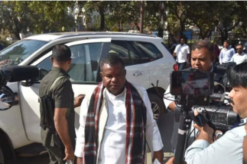 कवासी लखमा से ED दफ्तर में पूछताछ जारी, भड़के मंत्री कहा-सरकार फंसाने के लिए छापा मरवा रही खबरगली Kawasi Lakhma's interrogation continues in ED office, angry minister said- Government is conducting raids to trap him  cg news cg hindi news cg latest news cg big news khabargali 