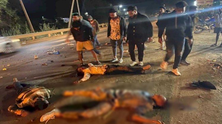  हाईवा की ठोकर से बाइक सवार तीन युवकों की मौत, नए साल का जश्न मनाकर लौट रहे थे घर  खबरगली Three youths riding a bike died after being hit by a truck, they were returning home after celebrating the new year cg news cg latest news cg road accident news cg big news khabargali 