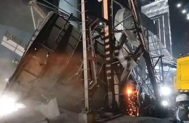 Tags  कुसुम प्लांट हादसे में अब तक रेस्क्यू ऑपरेशन जारी, 9 मजदूर की मौत, घायलों का इलाज जारी  खबरगली   Rescue operation is still going on in Kusum plant accident, 9 workers died, treatment of injured continues cg news cg big news cg hindi news cg latest news cg accident news khabargali 
