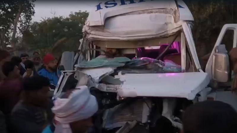 महाकुंभ जा रही श्रद्धालुओं से भरी बस डंपर में घुसी, 4 की मौत, 13 घायल खबरगली Bus full of devotees going to Maha Kumbh rammed into dumper, 4 dead, 13 injured cg news hindi news latest news khabargli 