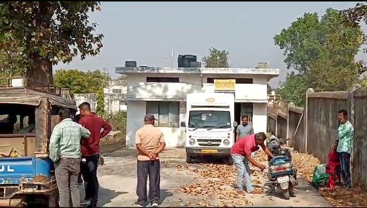 मधुमक्खी के हमले से कारोबारी की गई जान, 3 की हालत गंभीर खबरगली Businessman killed due to bee attack, condition of 3 critical Newsgali  cg news cg big news cg hindi news cg latest news khabargali 