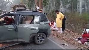 महाकुंभ से स्नान कर  लौट रही कार दुर्घटनाग्रस्त, पेड़ से टकरायी कार, उड़े परखच्चे खबरगली Car returning after taking bath from Mahakumbh meets with accident, car collides with tree, debris flies  cg news hindi news cg big news sarguj news khabargali 