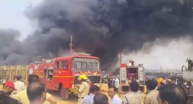 CSPDCL कार्यालय परिसर में लगी भीषण आग, इलाके में हड़कंप खबरगली A huge fire broke out in CSPDCL office premises, panic in the area cg news cg big news hindi news latest news Raigarh news khabargali 
