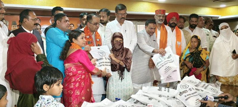 Gift of Modi, National President of BJP Minority Front Siddiqui, Waqf Board Chairman Dr. Salim Raj, Raipur Rural MLA Motilal Sahu, District President Ramesh Thakur, General Secretary Makhmoor Khan, Mirza Ejaz Beg, Raipur, Chhattisgarh, Khabargali