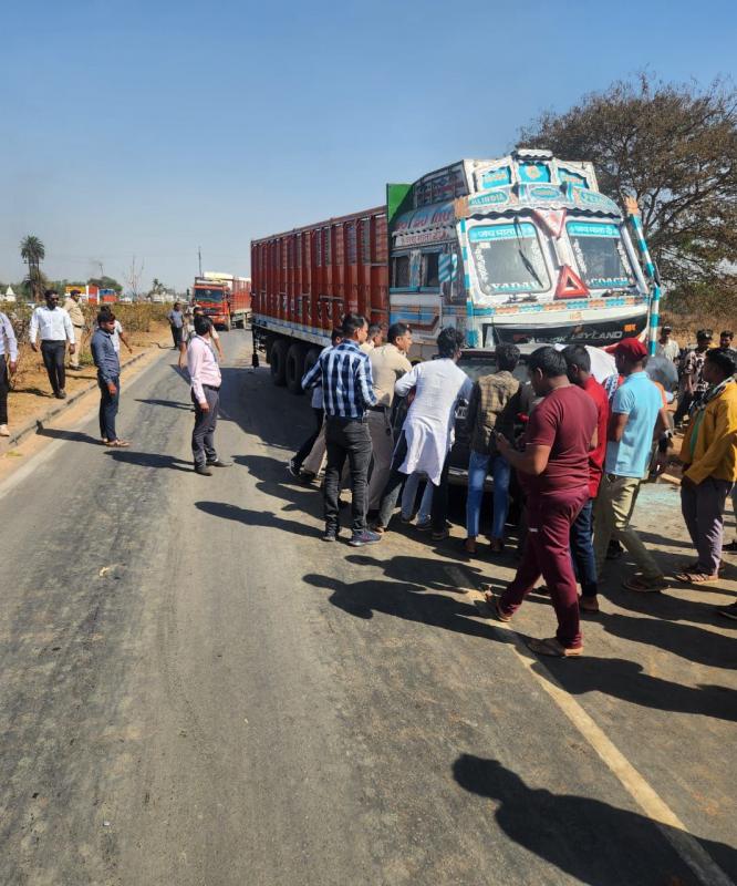 तेज रफ्तार कार और ट्रक में भिड़ंत, मौके पर 5 की दर्दनाक मौत खबरगली Collision between a speeding car and a truck, 5 tragically died on the spot  cg news cg big news hindi news cg latest news khabargali 