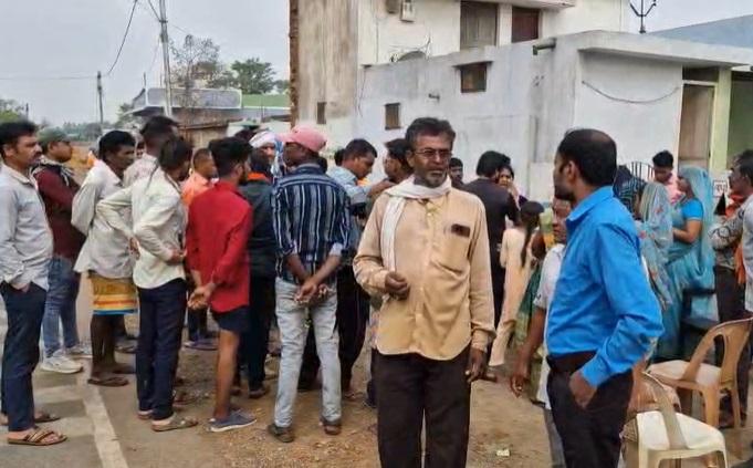 A high speed tractor ran over 5 people sitting outside their house, mother and daughter died and 3 are in critical condition latest news hindi news cg big News khabargli 