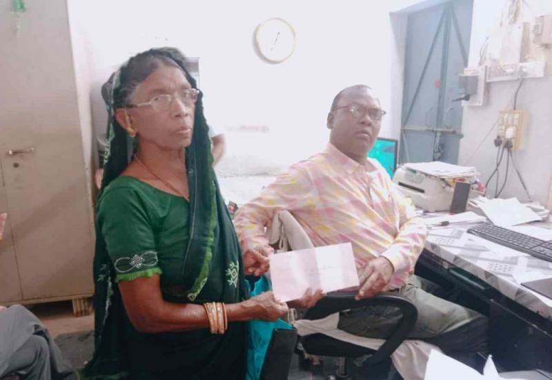 An elderly woman wrote a letter to the President in blood, made this complaint latest news hindi news khabargali 