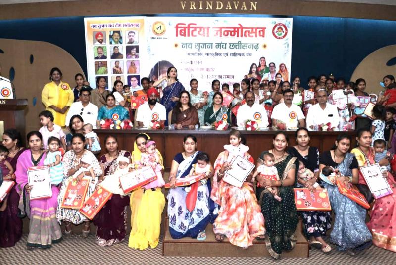 Nav Srujan Manch honoured the parents of the daughter, not on the occasion of daughter's birth anniversary but Vrindavan hall reverberated with the laughter of daughters, Amarjeet Singh Chhabra, State President, Nav Srujan Manch, Chhattisgarh, Raipur, Khabargali