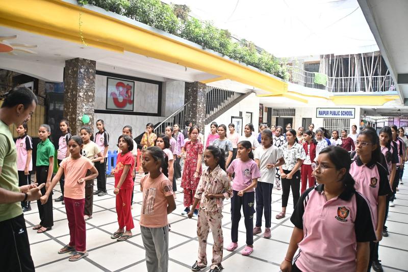 Girls learned the tricks of self-defense, girls aged 8 to 18 years reached the event organized by Devangan Samaj to take training, self-defense training will be held across the state - Dr. Omprakash Devangan, Raipur, Chhattisgarh, Khabargali