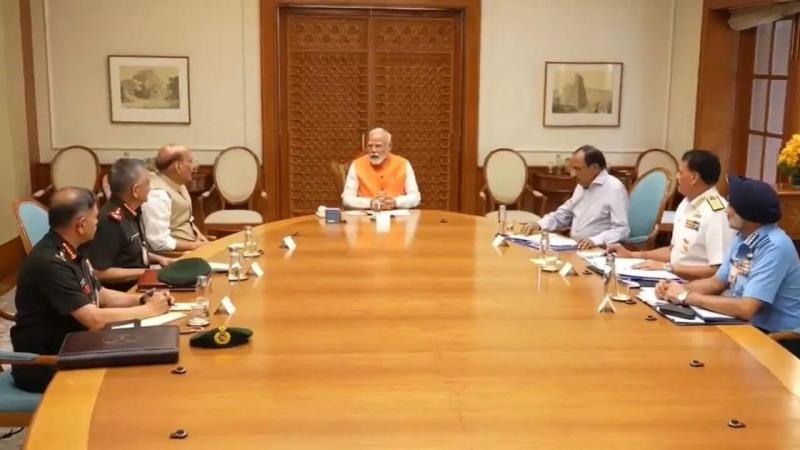 In a high level meeting, PM Modi gave the army a free hand; the army should decide the target, time and method, Prime Minister Narendra Modi held a high level meeting with Defense Minister Rajnath Singh, the three army chiefs, Chief of Defense Staff General Anil Chauhan and National Security Advisor Ajit Doval, Khabargali