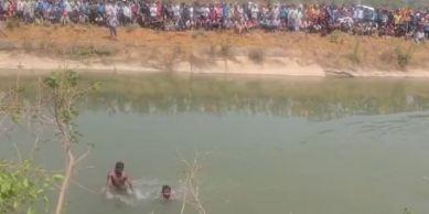  Pickup vehicle fell into the canal, five villagers including two children swept away  cg news korba news cg big news khbargali 