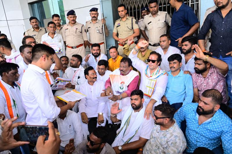 RTO office surrounded over high security number plate, Chhattisgarh, Khabargali Kanhaiya Aggarwal, State General Secretary, Chhattisgarh State Congress Committee