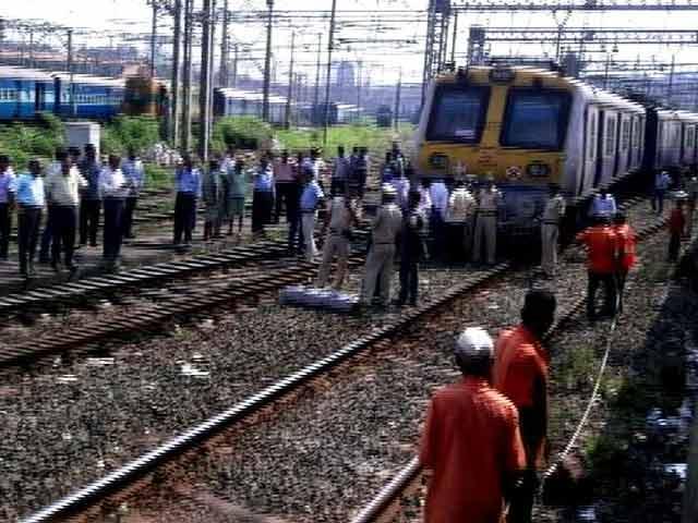 Accident in Mumbai local train, 5 passengers standing near the door fell and died latest news hindi news big news khabargali 