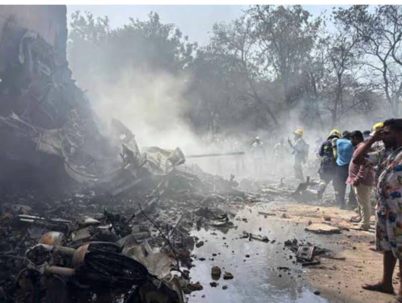 Tragic accident in Ahmedabad, Air India flight going to London crashes, 170 people died latest news hindi news big news khabargali 