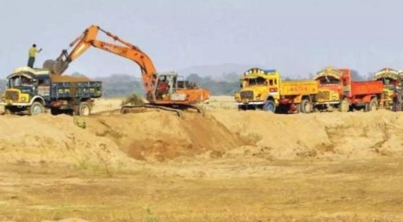 Mineral officer Praveen Chandrakar suspended for negligence in sand mining cases, Chhattisgarh, Khabargali