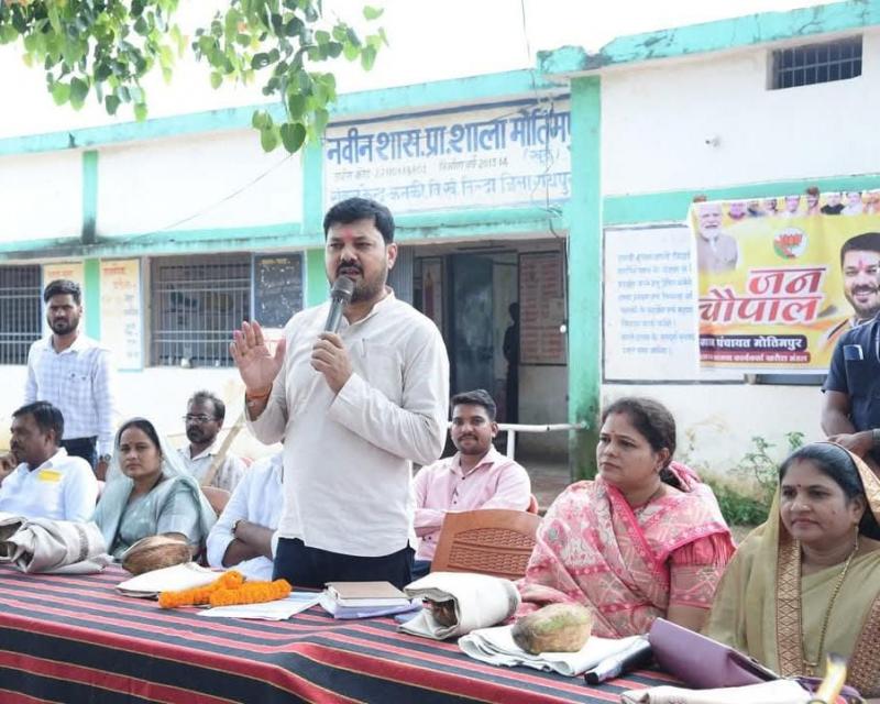 Asamblea de Dharsiwa MLA Anuj Sharma, pueblo de Janchaupal Motipur, Madhaipur, Chhadia, Alesur, Pachri recibió muchos regalos, Chhattisgarh, Khabargali