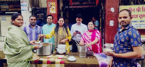 Radha Rani's Ladli Prasad distributed on Hariyali Teej Amavasya, Jawahar Nagar Mandal of Chhattisgarh Agrawal Organization Raipur, Ancient Temple Shri Shiv Temple, Shri Radha Krishna Temple, Raipur, Chhattisgarh, Khabargali