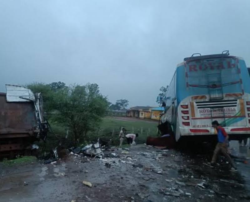 Bus coming from Jagdalpur and Hiva collided, 3 people including a woman died, many injured cg news hindi news big news latest news jgadalpur News khabargali 