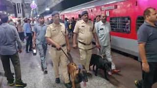 Information of bomb in Chattisgarh Sampark Kranti Express, train stopped at Jhansi railway station, commotion ensued Chhattisgarh News hindi news latest news Big news khabargali 
