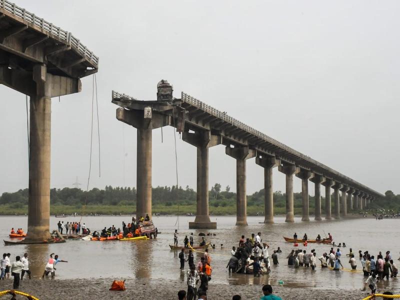 Bridge collapsed in Gujarat, moving vehicles fell into the river, 9 people died hindi news big News latest news khabargali 