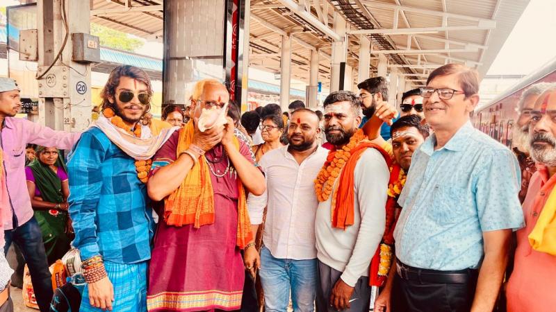 For the last 31 years continuously, Shri Baba Amarnath Seva Samiti has been leaving for the darshan of Baba Amarnath Barfani. In the first batch, hundreds of devotees were sent off at Raipur Railway Station by Sushil Sunny Agarwal who wished for the prosperity of Chhattisgarh and applied tilak on the devotees. Kamlesh Nathwani, Nandu Sinha, Anubhav Charan Shukla, Raipur, Chhattisgarh, Khabargali