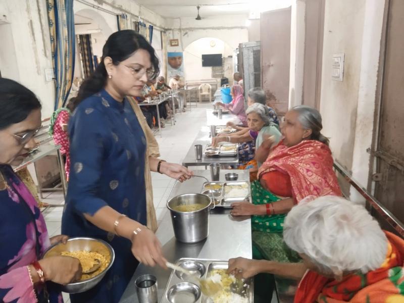 In memory of Imam Hussain, MD Syed Salma of Vedic Group provided food to the elderly in the old age home, Sanjeevani Old Age Home, Raipur, Chhattisgarh, Khabargali