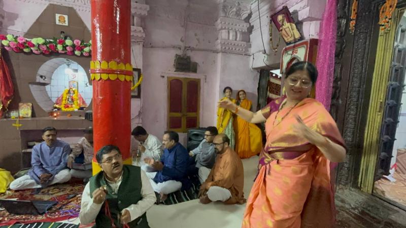 The ancient Vitthal temple of Tatyapara resounded with devotion, Pandharpur Wari and Bhajan Sandhya created spiritual light, Bharti Pasodkar sang "Radha Radha Japo", Ajay Poddar and Sumit Modak sang "Kanada Raja Pandharpur Ka", Vaibhav Shah sang "Vithoba Gajar Abir Gulal", and Sukrit Ganodawale sang "Keshav Madhava", Senior Sadhika, Kolhe Aaji, Raipur, Chhattisgarh, Khabargali
