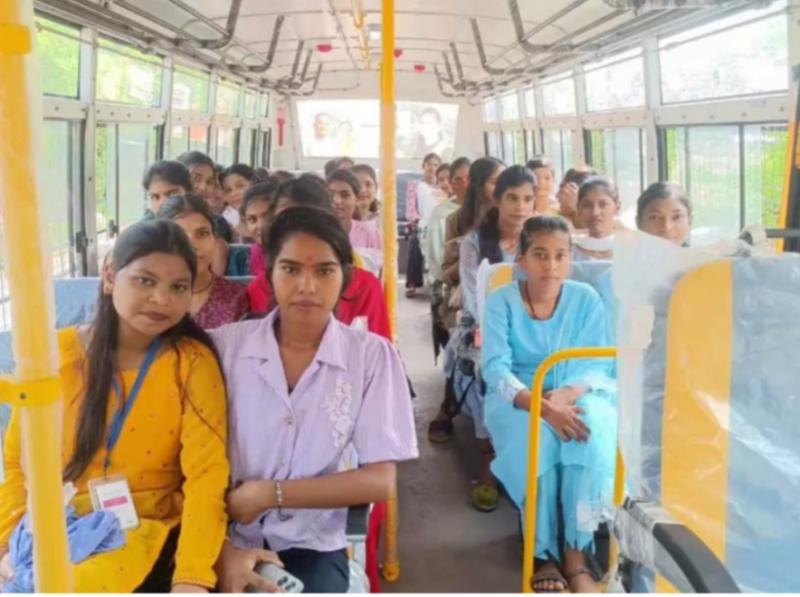 Free bus service started for college students, more than 1000 daughters are getting benefited Chhattisgarh News Raipur news hindi news big news latest news khabargali 