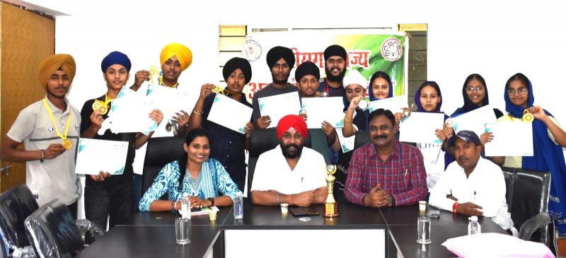 The winning players of Gatka game met Minority Commission Chairman Amarjeet Chawra, Gatka Association of Chhattisgarh President Simran Singh, Secretary Khwaja Ahmed Raipur, Khabargali,