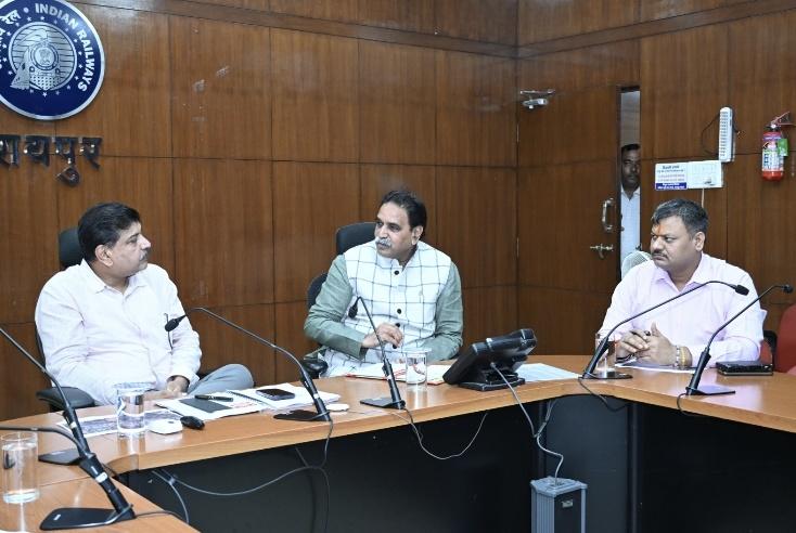 Before closure of Kota crossing, an alternate route should be made for the general public and students: Munat's demand to DRM Raipur, Khabargali Raipur West region MLA and former Cabinet Minister Rajesh Munat