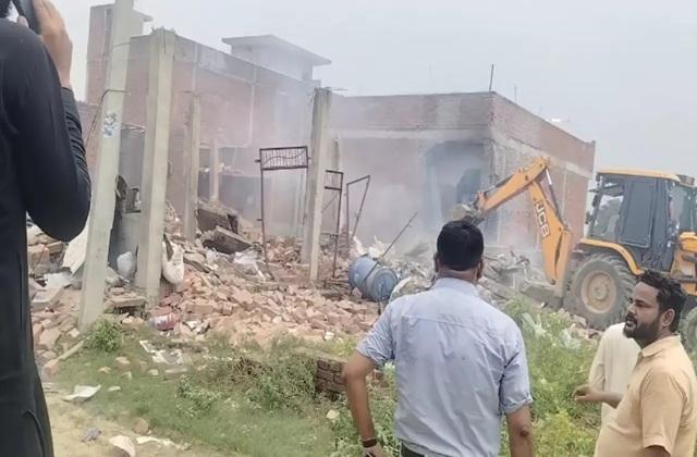 Massive explosion in illegal firecracker factory in Lucknow, 4 people of the same family died hindi News big news khabargali 