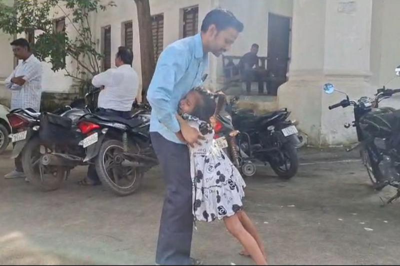 As punishment for going to the toilet, the teacher beat the innocent child with a stick and also made him do 100 sit-ups Ambikapur news hindi News big news khabargali  hindi News big news latest News khabargali